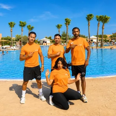 Les animateurs Mondi Club qui posent devant la piscine de l'hôtel