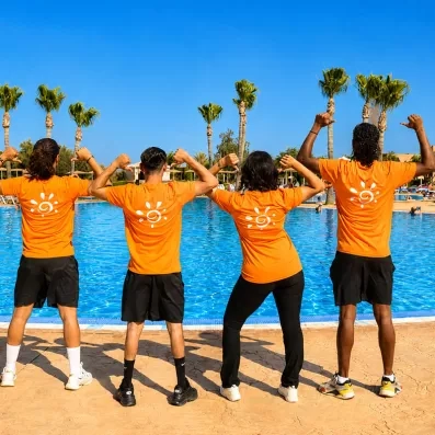 Les animateurs Mondi Club qui posent devant la piscine de l'hôtel