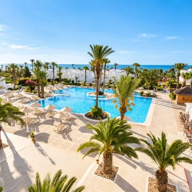 Vue panoramique sur la piscine extérieure du Mondi Club Seabel Aladin Djerba en bord de mer.