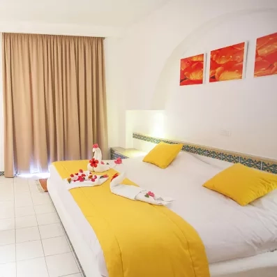 Chambre lumineuse tout inclus au Mondi Club Seabel Aladin Djerba avec lit préparé pour les vacances