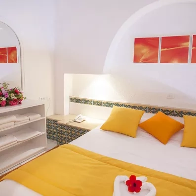 Intérieur de chambre d'hôtel au club tout inclus Seabel Aladin Djerba en Tunisie