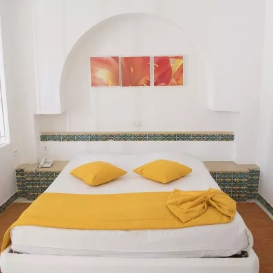Chambre double de l'hôtel Mondi Club Seabel Aladin Djerba avec lit double et décoration tunisienne