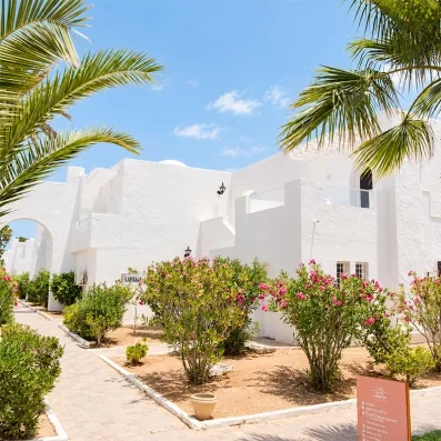 Architecture typique et jardins fleuris de l'hôtel Mondi Club Seabel Aladin à Djerba.