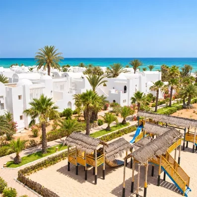 Aire de jeux pour enfants du Mondi Club Seabel Aladin Djerba avec vue sur la mer.