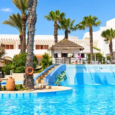 Bassin avec cascades et toboggan aquatique au Mondi Club Seabel Aladin Djerba.