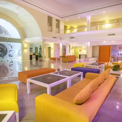 Hall de réception moderne et salon spacieux du Seabel Aladin Djerba tout inclus.