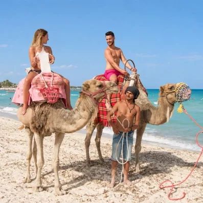 Promenade à dos de dromadaire sur la plage de sable fin du Mondi Club Seabel Aladin Djerba