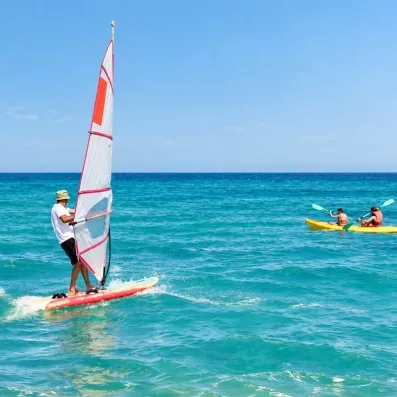 Activités nautiques et planche à voile à la plage de l'hôtel Mondi Club Seabel Aladin Djerba