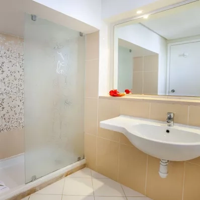 Salle de bains moderne avec douche à l'italienne à l'hôtel Mondi Club Aladin Djerba