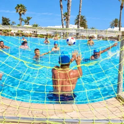 Partie de water-polo dans la piscine extérieure de l'hôtel Mondi Club Aladin Djerba tout inclus.