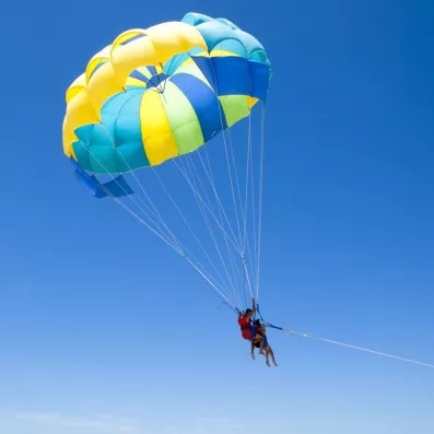 Parachute ascensionnel en mer turquoise lors d'un séjour tout inclus au Mondi Club Djerba