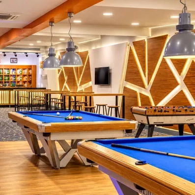 espace de jeux avec table de billard 