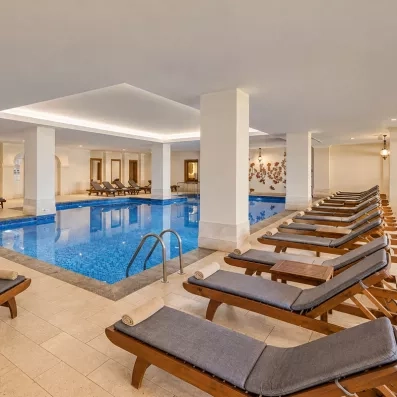piscine intérieure avec transats