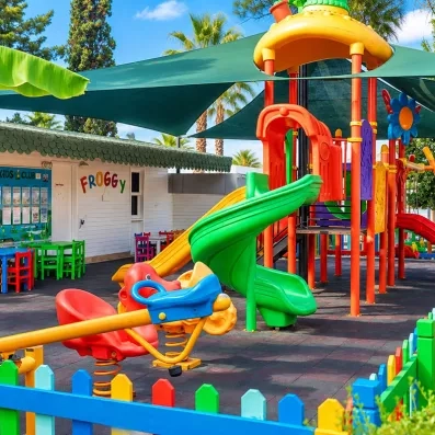 aire de jeux extérieur avec toboggan