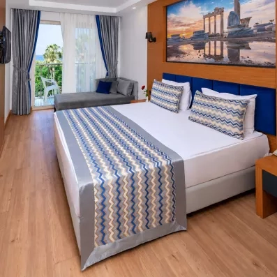 chambre avec un grand lit double