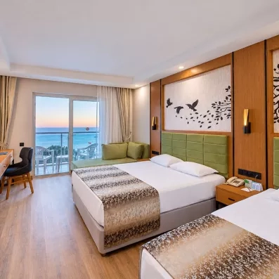 chambre avec deux lits doubles et une télévision et un balcon 