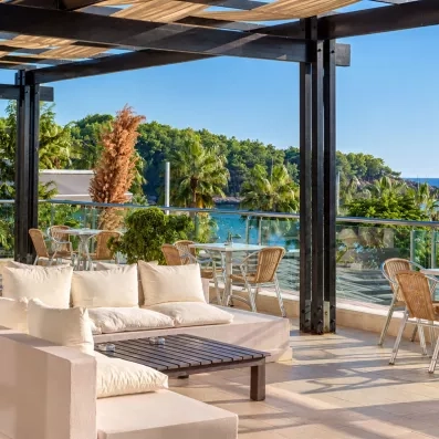 piscine extérieur avec transats