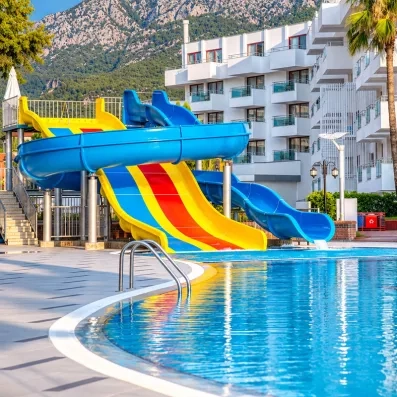 piscine avec des toboggans
