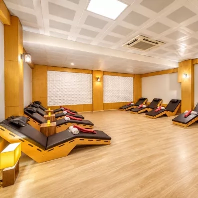 salle de repos avec des transats 