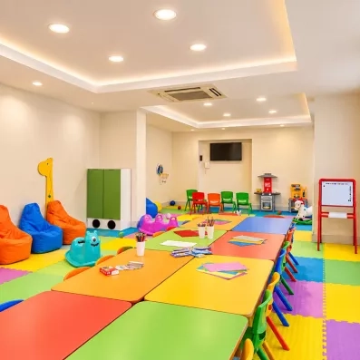 aire de jeux intérieur avec jouets