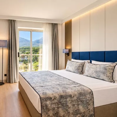 chambre avec un grand lit double