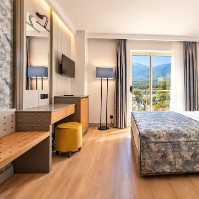 chambre avec un lit double et une télévision murale