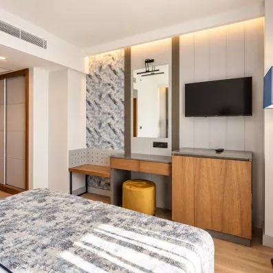 chambre avec un lit double et une télévision 
