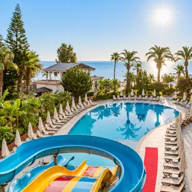 piscine avec des toboggans