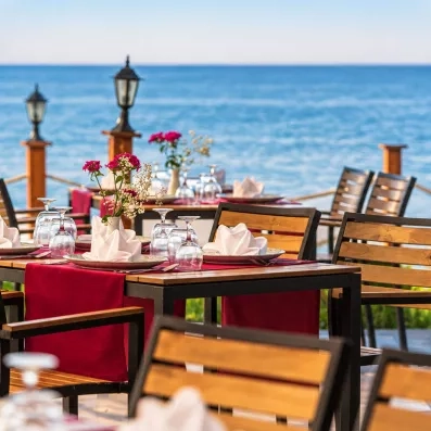 table dressée vue sur la mer