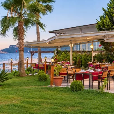 salle de restaurant extérieur au milieu du jardin