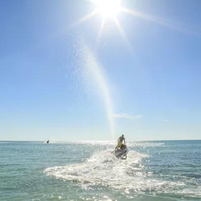 Activité jet-ski en mer Méditerranée sur la plage privée du Mondi Club Aladin à Djerba.