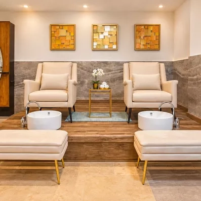 fauteuils dans centre de spa, lavabos pour bains de pieds, pédicures, ambiance zen