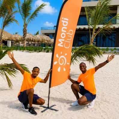 2 animateurs Mondi Club à la plage