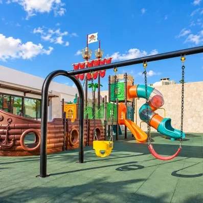 jeux pour enfants, balançoires pour enfants et bébés, bateau de pirates, toboggans, ciel bleu nuages