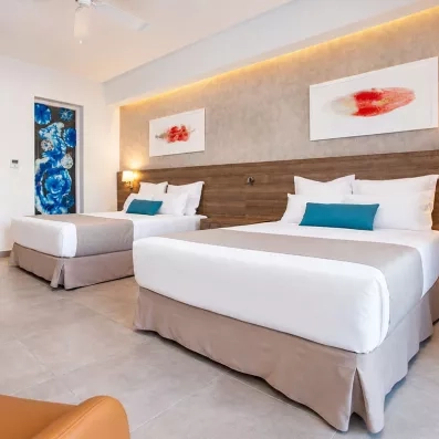 chambre 2 lits, tête de lit en bois, tableaux de peinture, vitre de la douche avec des peintures décoration sous marine