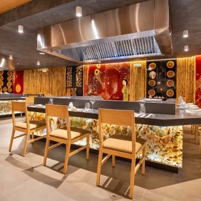 restaurant asiatique, show cooking, hotte de cuisine, chaises jaunes en bois, décoration asiatique