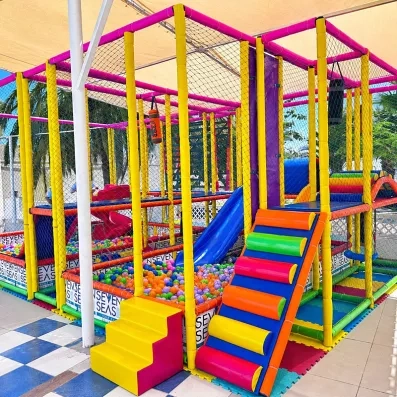 Aire de jeux couverte pour enfants avec piscine à balles et toboggans au mini-club du Mondi Club Seven Seas Jolie Bay.
