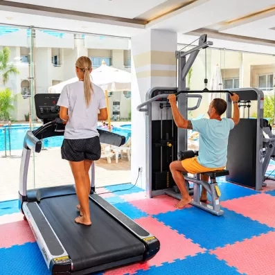 Salle de sport et appareils de musculation de l'hôtel Mondi Club Seven Seas Jolie Bay à Hurghada avec vue sur la piscine