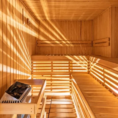 Espace sauna en bois chaleureux de l'espace bien-être et spa de l'hôtel Mondi Club Seven Seas Jolie Bay.