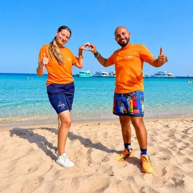 Équipe d'animation Mondi Club Seven Seas Jolie Bay sur la plage de sable fin bordant la Mer Rouge à Hurghada.