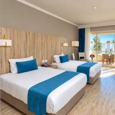 Chambre du Mondi Club Seven Seas Jolie Bay à Hurghada offrant une vue sur le balcon et les jardins de l'hôtel