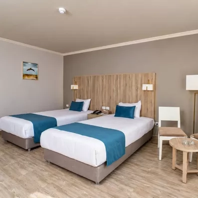 Chambre confortable avec deux lits et coin salon au Mondi Club Seven Seas Jolie Bay, hôtel club à Hurghada