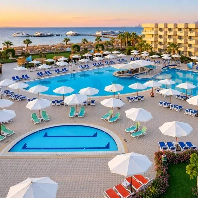 Vue aérienne sur les grandes piscines, parasols et la Mer Rouge au Seven Seas Jolie Bay Hurghada.