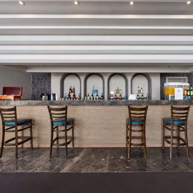 Bar moderne et élégant avec tabourets hauts au Mondi Club Seven Seas Jolie Bay.