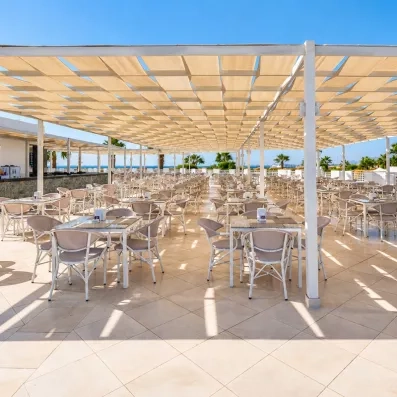 Terrasse couverte du restaurant extérieur de l'hôtel Mondi Club Seven Seas Jolie Bay à Hurghada