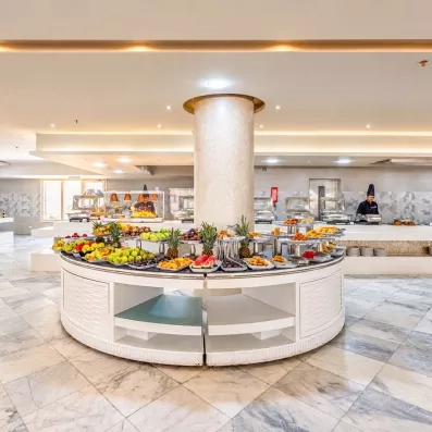 Buffet central de fruits frais et espace show-cooking au restaurant du Mondi Club Seven Seas Jolie Bay.