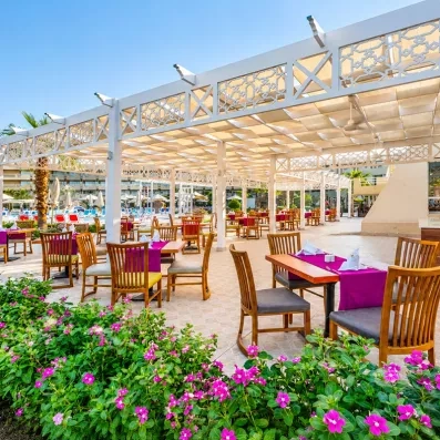 Terrasse fleurie sous pergola au Mondi Club Seven Seas Jolie Bay à Hurghada en Égypte.