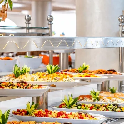 Présentation soignée de salades composées au buffet de l'hôtel Mondi Club Seven Seas Jolie Bay.