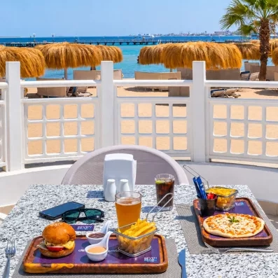 Table de repas face à la plage et mer Rouge au Mondi Club Seven Seas Jolie Bay à Hurghada.