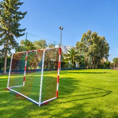 Terrain de mini foot gazonné dans le parc du Mondi Club Shalimar à Hammamet